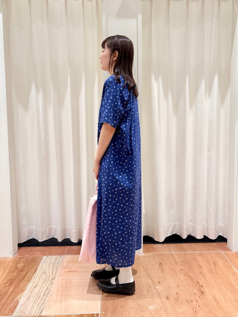 ブルー系のワンピース、ホワイト系のTシャツ/カットソーを着用したレディースの夏コーディネートの2枚目の写真