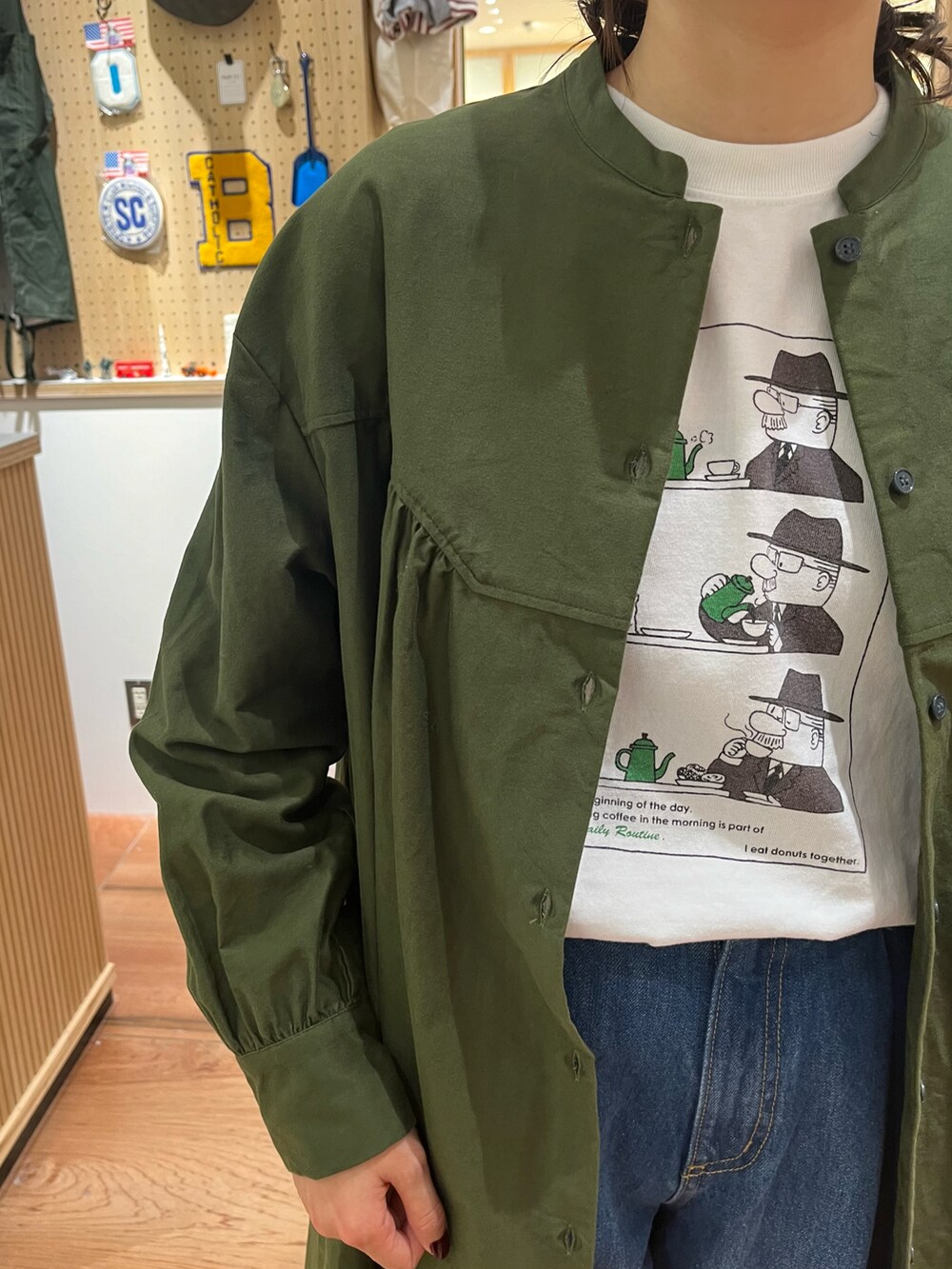 ホワイト系のTシャツ/カットソー、ブルー系のデニムパンツを着用したレディースの秋コーディネートの4枚目の写真