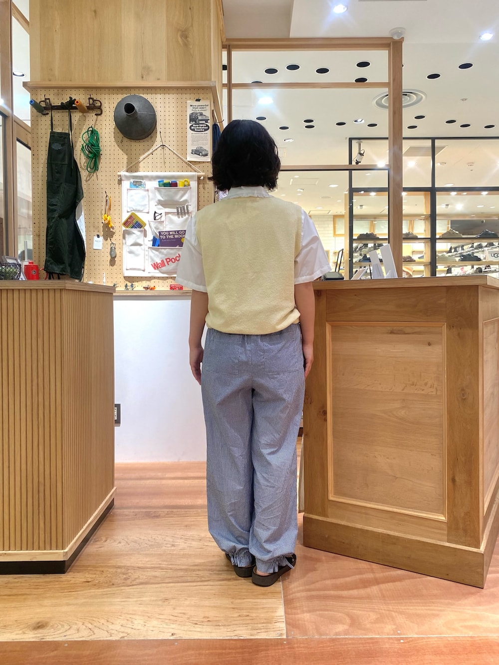 ブルー系のその他パンツ、ホワイト系のシャツ/ブラウス、ホワイト系のベストを着用したレディースの夏コーディネートの3枚目の写真