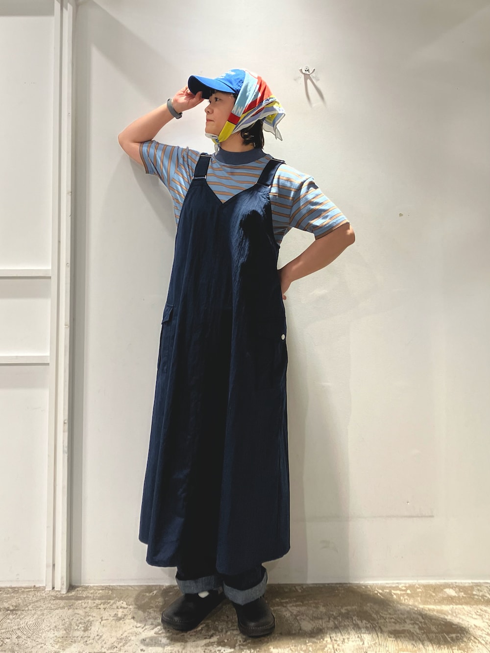 ブルー系のTシャツ/カットソー、ブルー系のジャンパースカート、ブルー系のその他パンツを着用したレディースの夏コーディネートの3枚目の写真