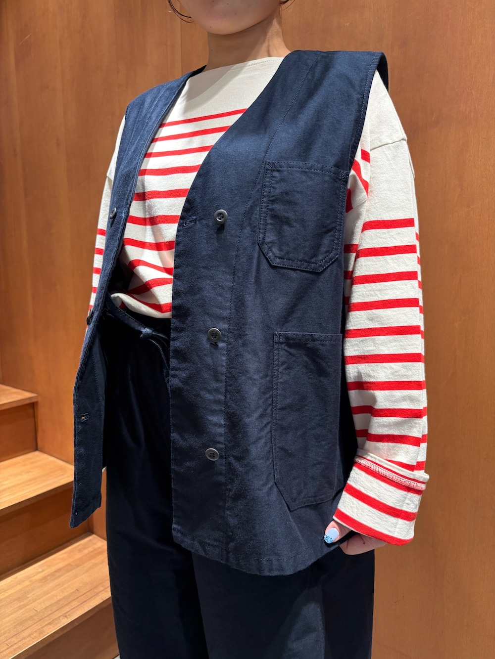 ブルー系のベスト、ブルー系のその他パンツ、レッド系のTシャツ/カットソーを着用したレディースの秋コーディネートの4枚目の写真