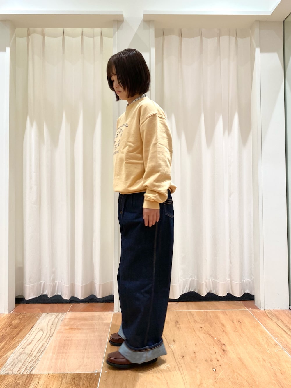 ブルー系のデニムパンツ、ブラウン系のモカシン/デッキシューズ、その他のシャツ/ブラウスを着用したレディースの秋コーディネートの2枚目の写真