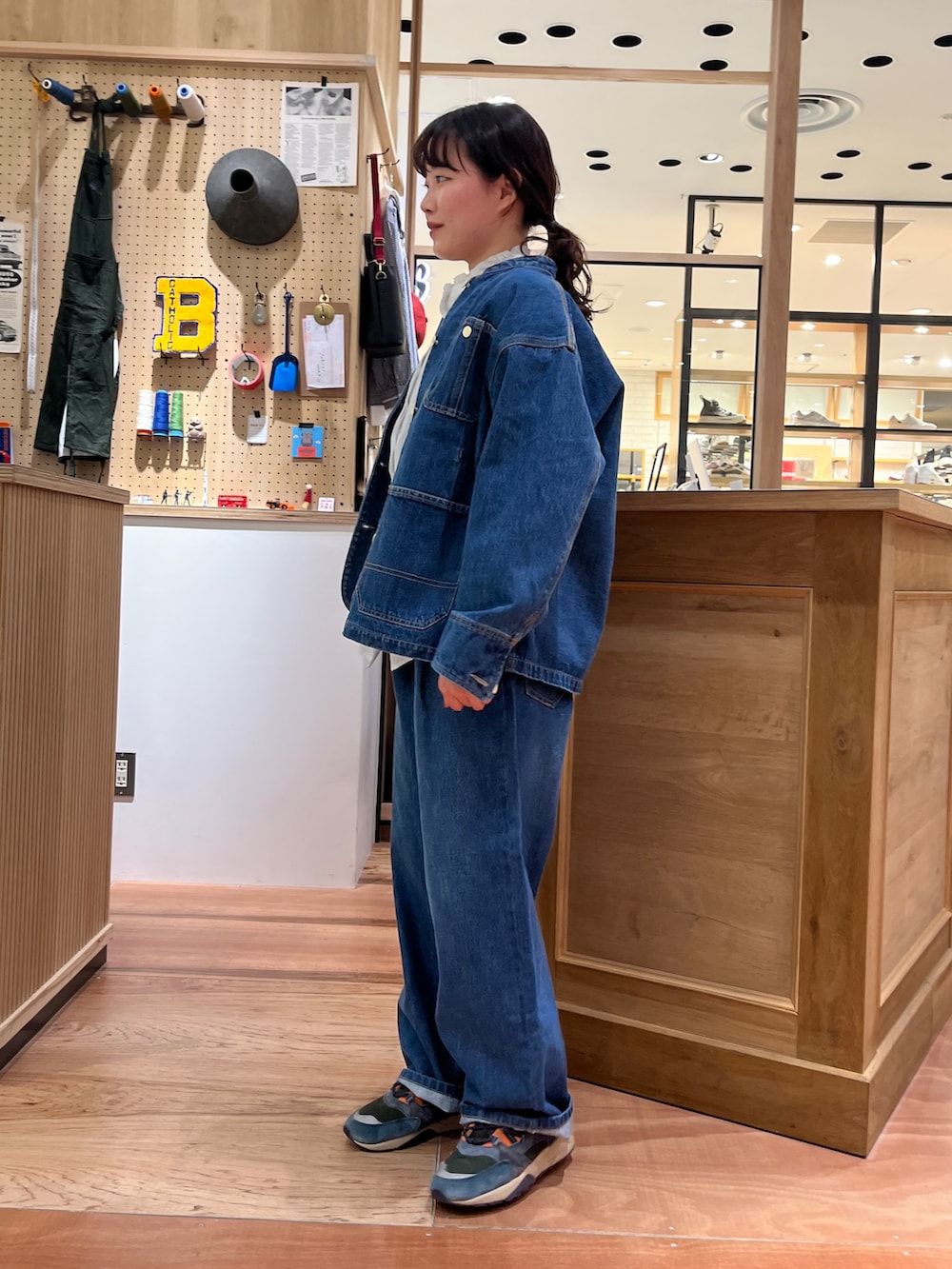 ホワイト系のシャツ/ブラウス、ブルー系のカバーオール、ブルー系のデニムパンツを着用したレディースの冬コーディネートの2枚目の写真