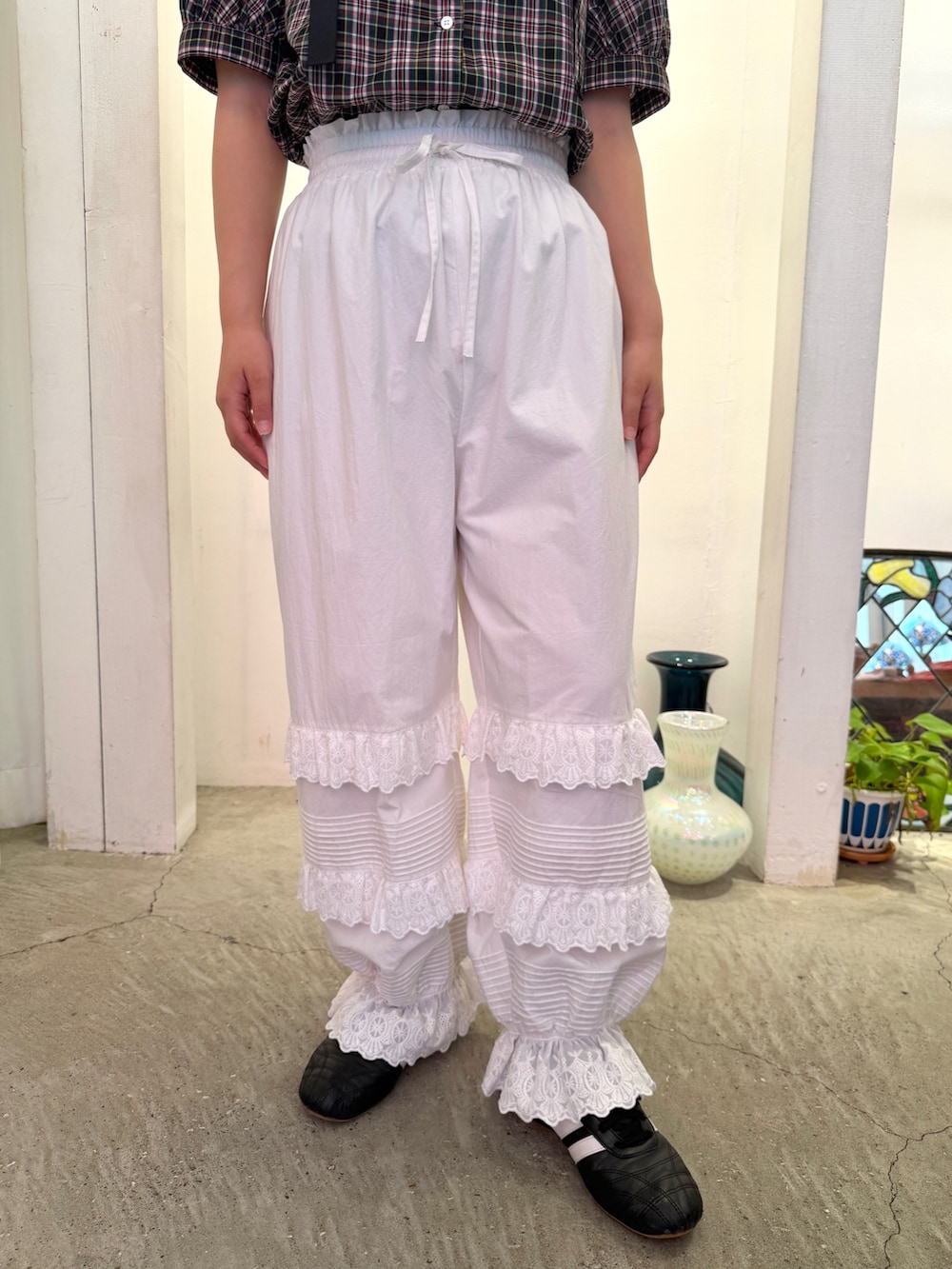 グリーン系のシャツ/ブラウス、ホワイト系のその他パンツを着用したレディースの夏コーディネートの5枚目の写真