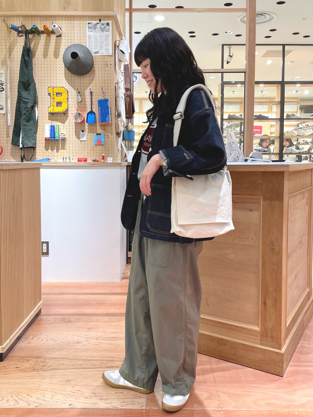 「PAR ICIのギャバ ミリタリーパンツ（その他パンツ、グリーン系）」を使った、PAR ICIさん（レディース・156cm）の春コーディネートの2枚目の写真