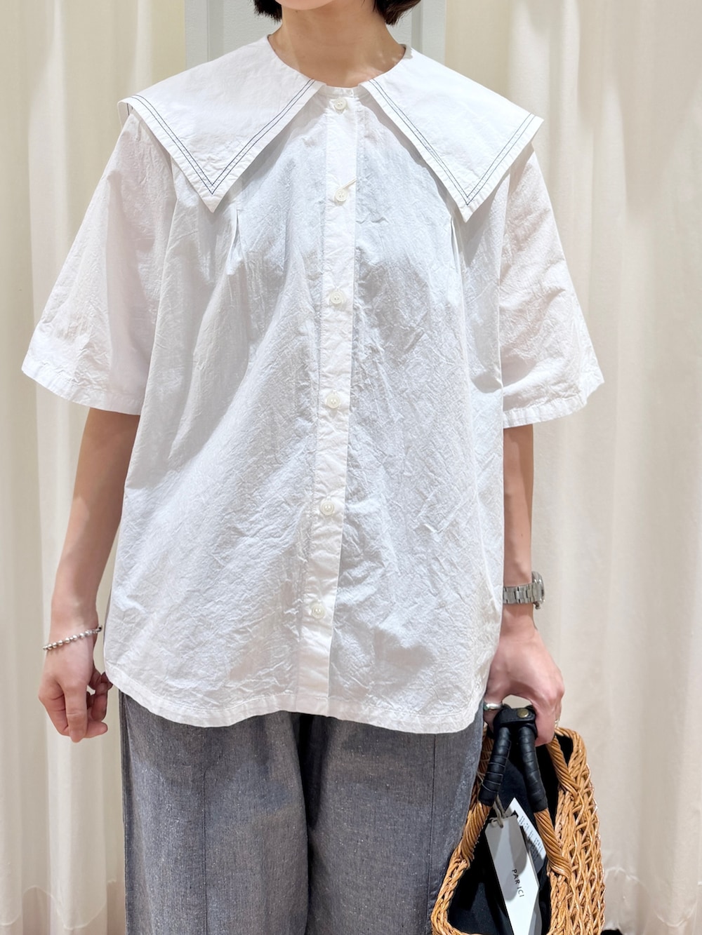 ホワイト系のシャツ/ブラウス、ブルー系のその他パンツ、ブラウン系のモカシン/デッキシューズを着用したレディースの春コーディネートの3枚目の写真
