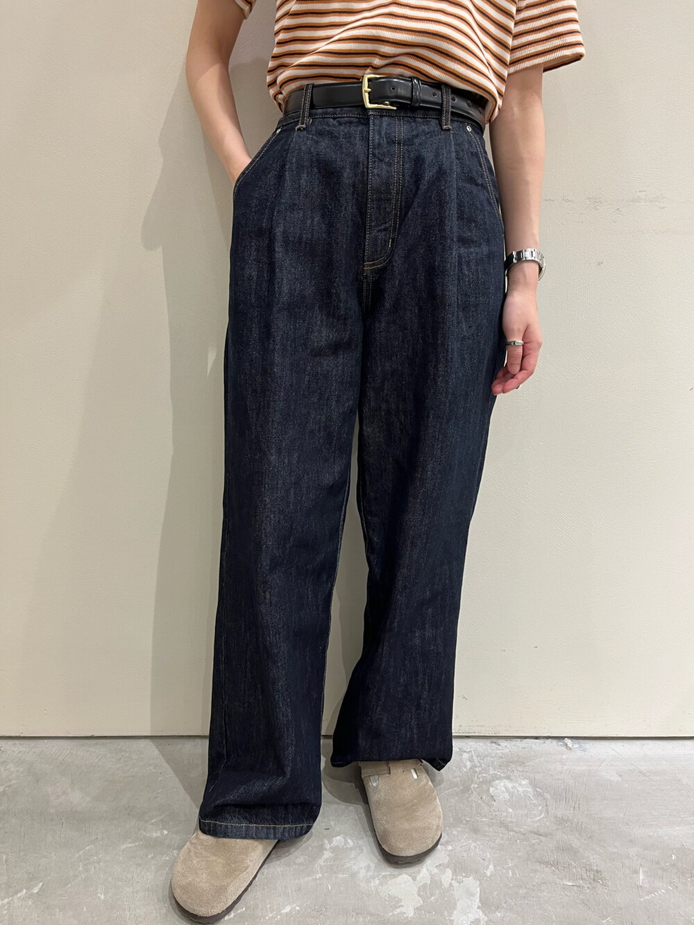 ホワイト系のTシャツ/カットソー、ブルー系のデニムパンツを着用したレディースの夏コーディネートの5枚目の写真