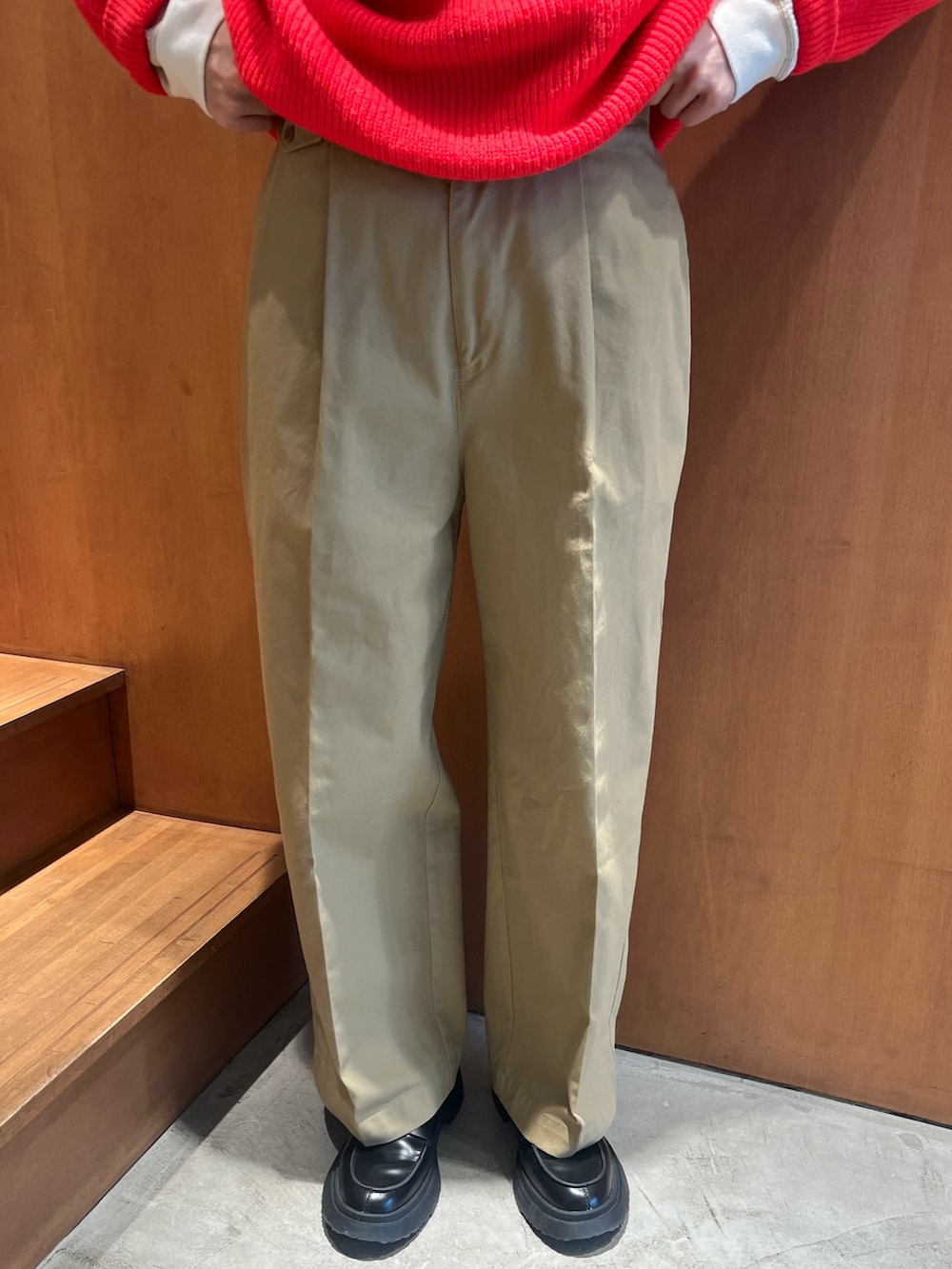 ベージュ系のその他パンツ、ホワイト系のTシャツ/カットソー、オレンジ系のニット/セーターを着用したレディースの秋コーディネートの2枚目の写真