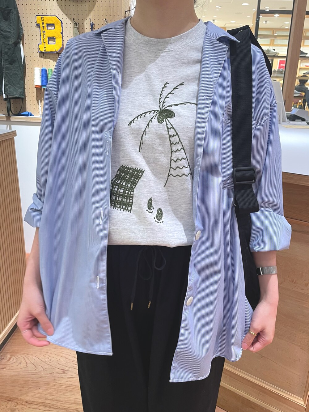 ブラック系のその他パンツ、ホワイト系のシャツ/ブラウス、グレー系のTシャツ/カットソーを着用したレディースの春コーディネートの4枚目の写真