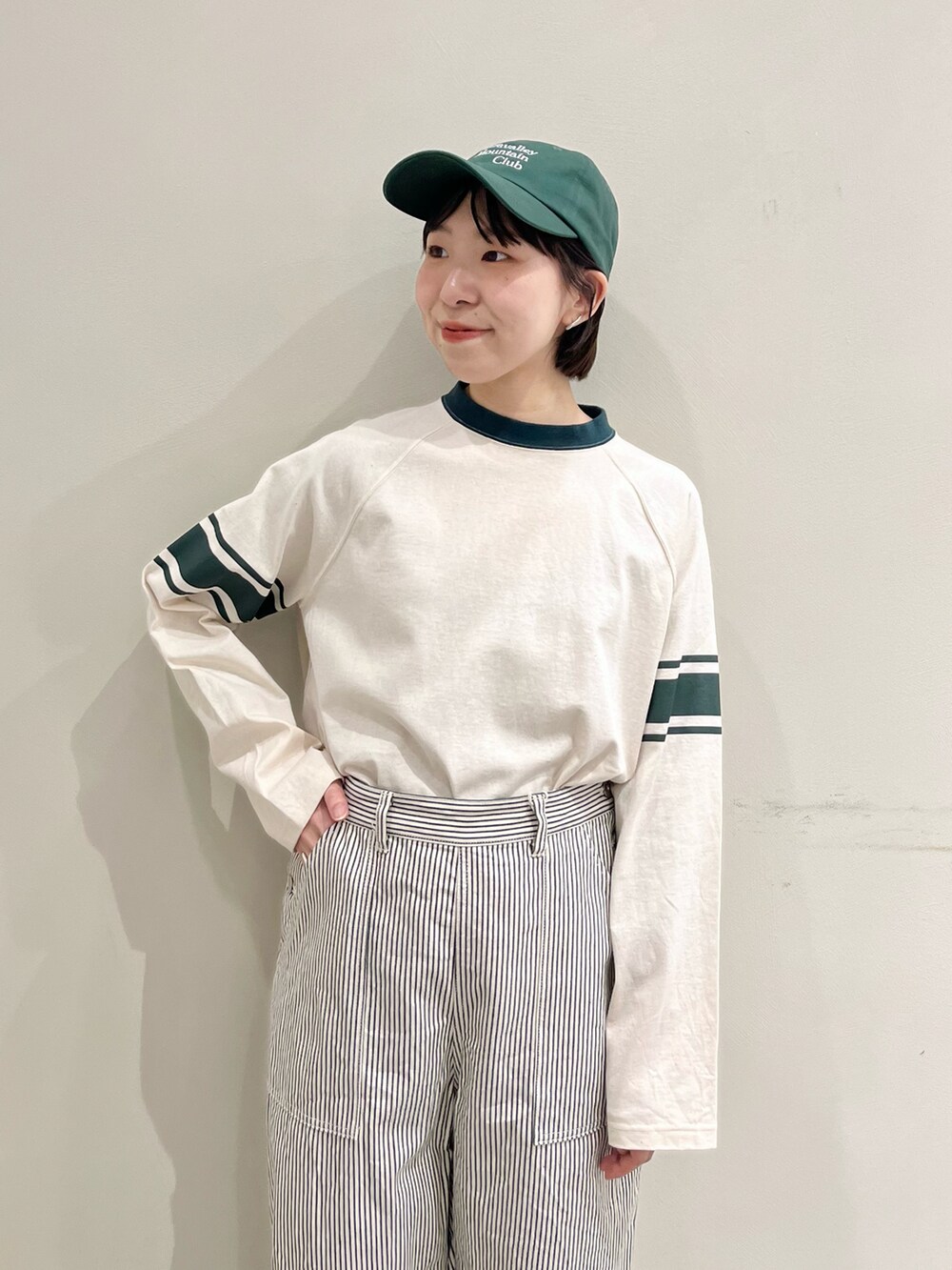 ホワイト系のTシャツ/カットソー、グリーン系のその他パンツを着用したレディースの冬コーディネートの4枚目の写真