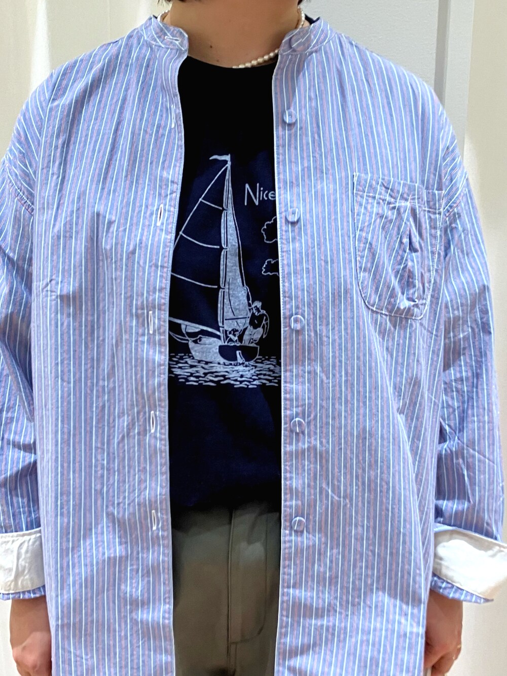 ブルー系のシャツ/ブラウス、ブルー系のTシャツ/カットソー、グリーン系のその他パンツを着用したレディースの春コーディネートの4枚目の写真