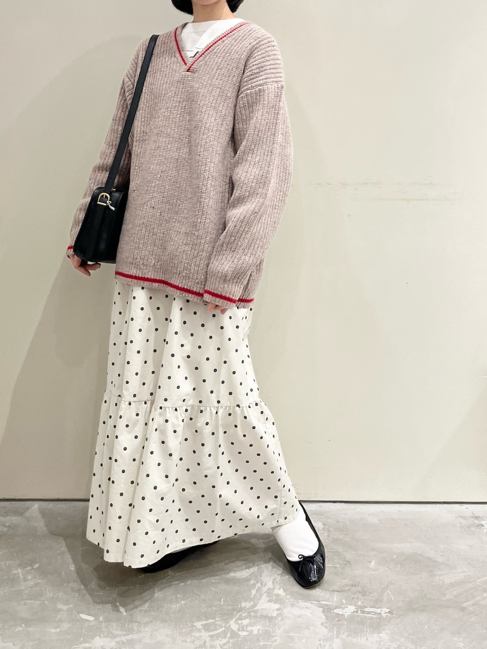 ホワイト系のTシャツ/カットソー、ブラック系のショルダーバッグ、ホワイト系のスカートを着用したレディースの冬コーディネートの2枚目の写真