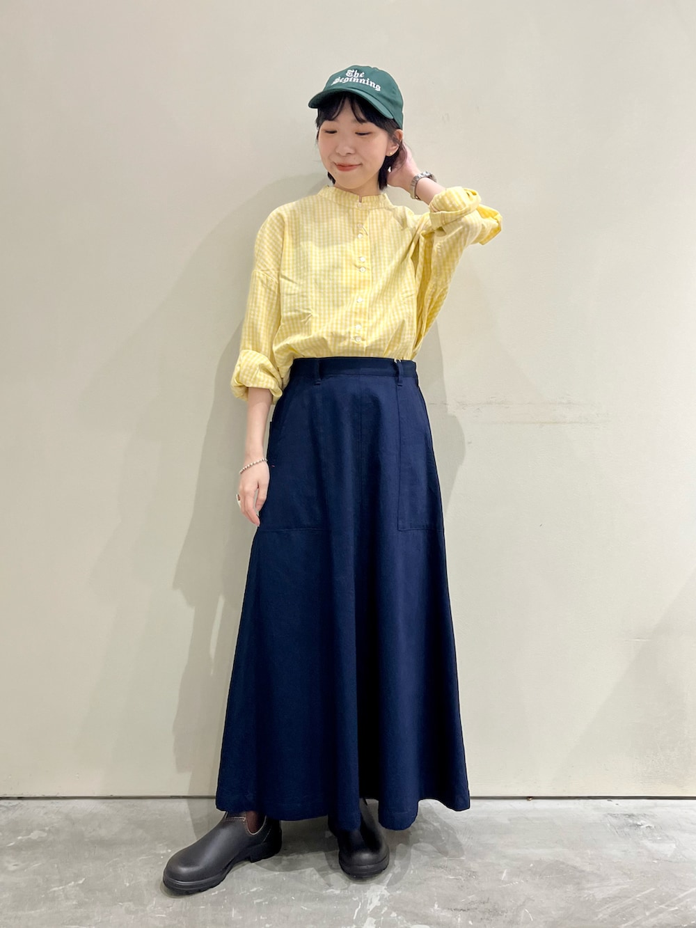 イエロー系のシャツ/ブラウス、ブルー系のデニムスカートを着用したレディースの夏コーディネートの2枚目の写真