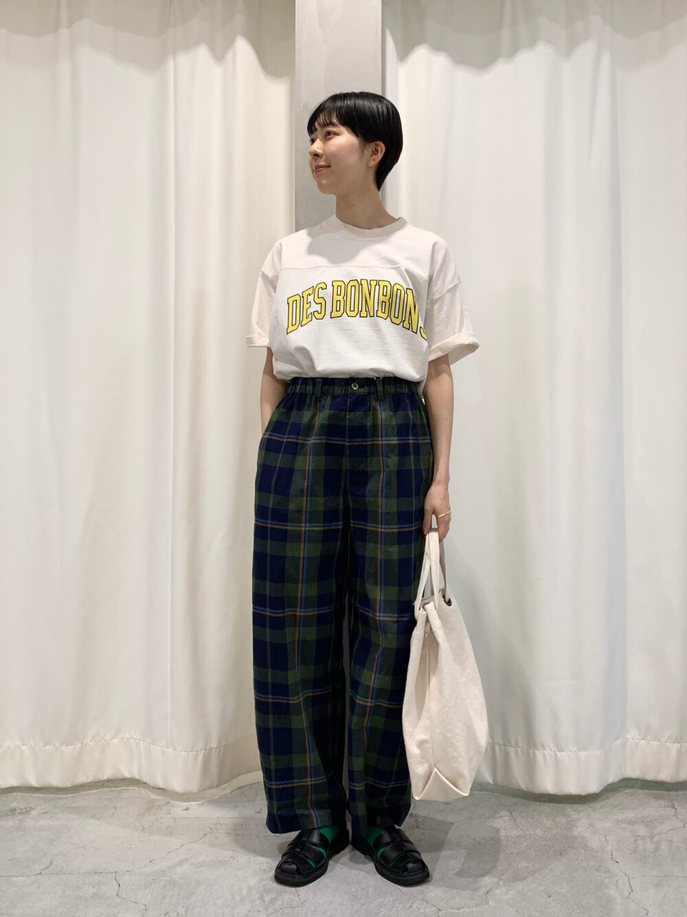 グリーン系のシャツ/ブラウス、ホワイト系のTシャツ/カットソー、グリーン系のその他パンツを着用したレディースの夏コーディネートの2枚目の写真