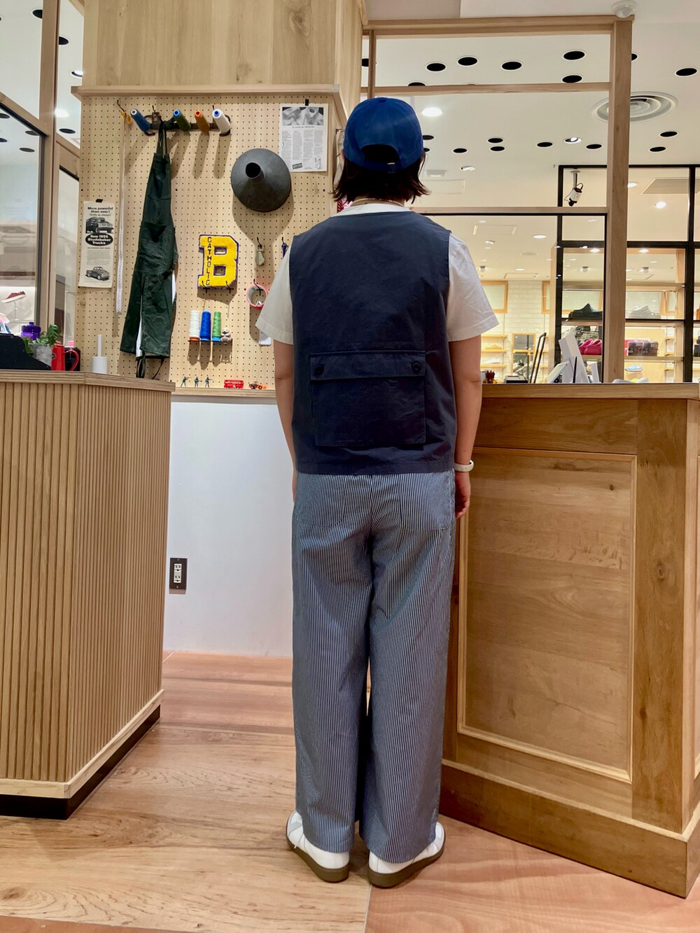 グレー系のベスト、ホワイト系のTシャツ/カットソー、その他のその他パンツを着用したレディースの春コーディネートの2枚目の写真