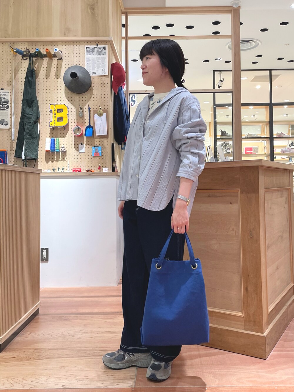 ブルー系のトートバッグ、ブルー系のデニムパンツ、ブルー系のシャツ/ブラウスを着用したレディースの冬コーディネートの2枚目の写真