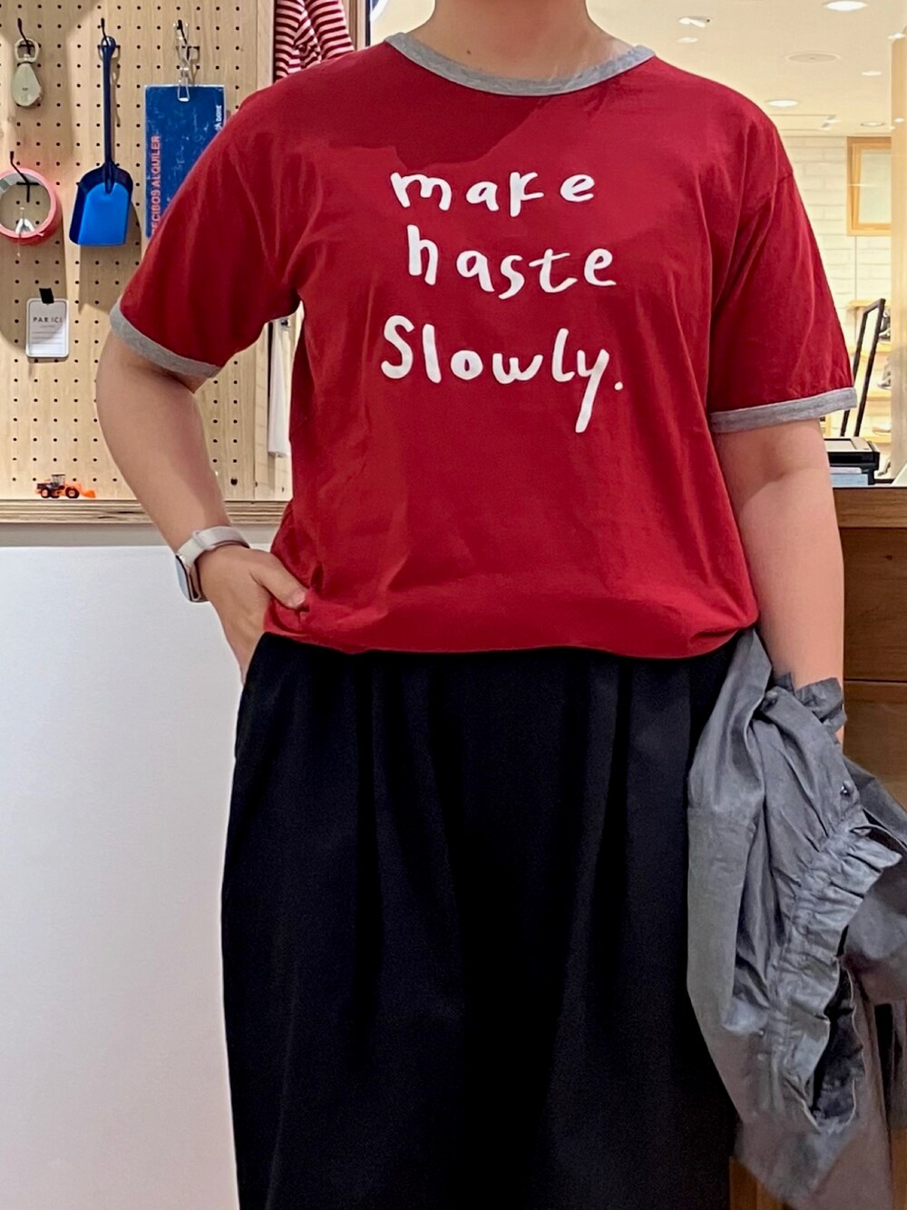 グレー系のシャツ/ブラウス、ブラック系のその他パンツを着用したレディースの春コーディネートの3枚目の写真