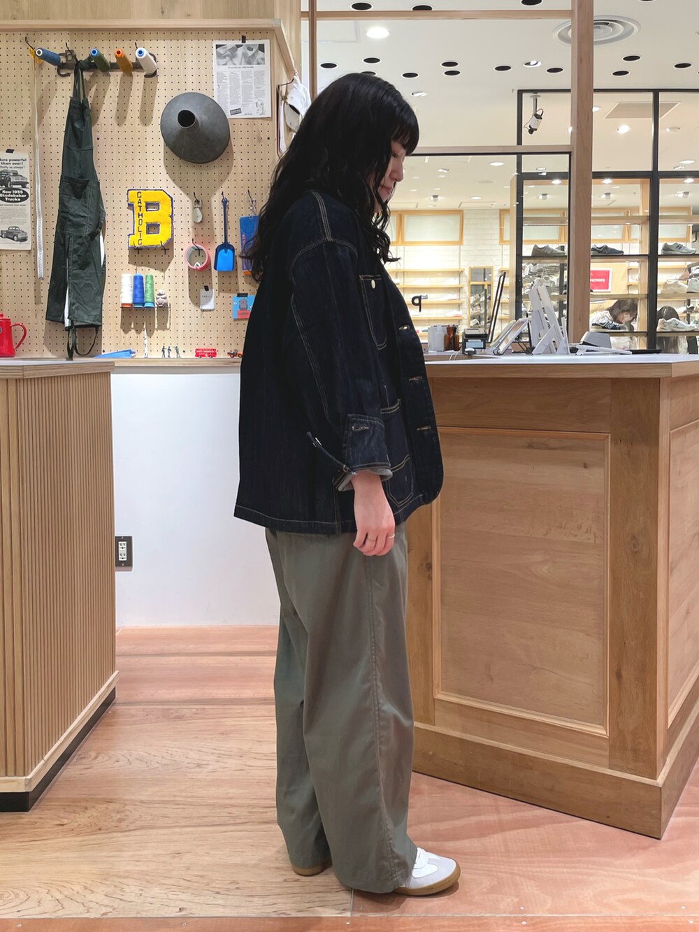 「PAR ICIのギャバ ミリタリーパンツ（その他パンツ、グリーン系）」を使った、PAR ICIさん（レディース・156cm）の春コーディネートの4枚目の写真