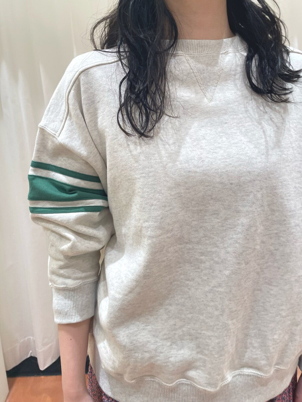 レッド系のスカート、ホワイト系のスウェットを着用したレディースの冬コーディネートの5枚目の写真