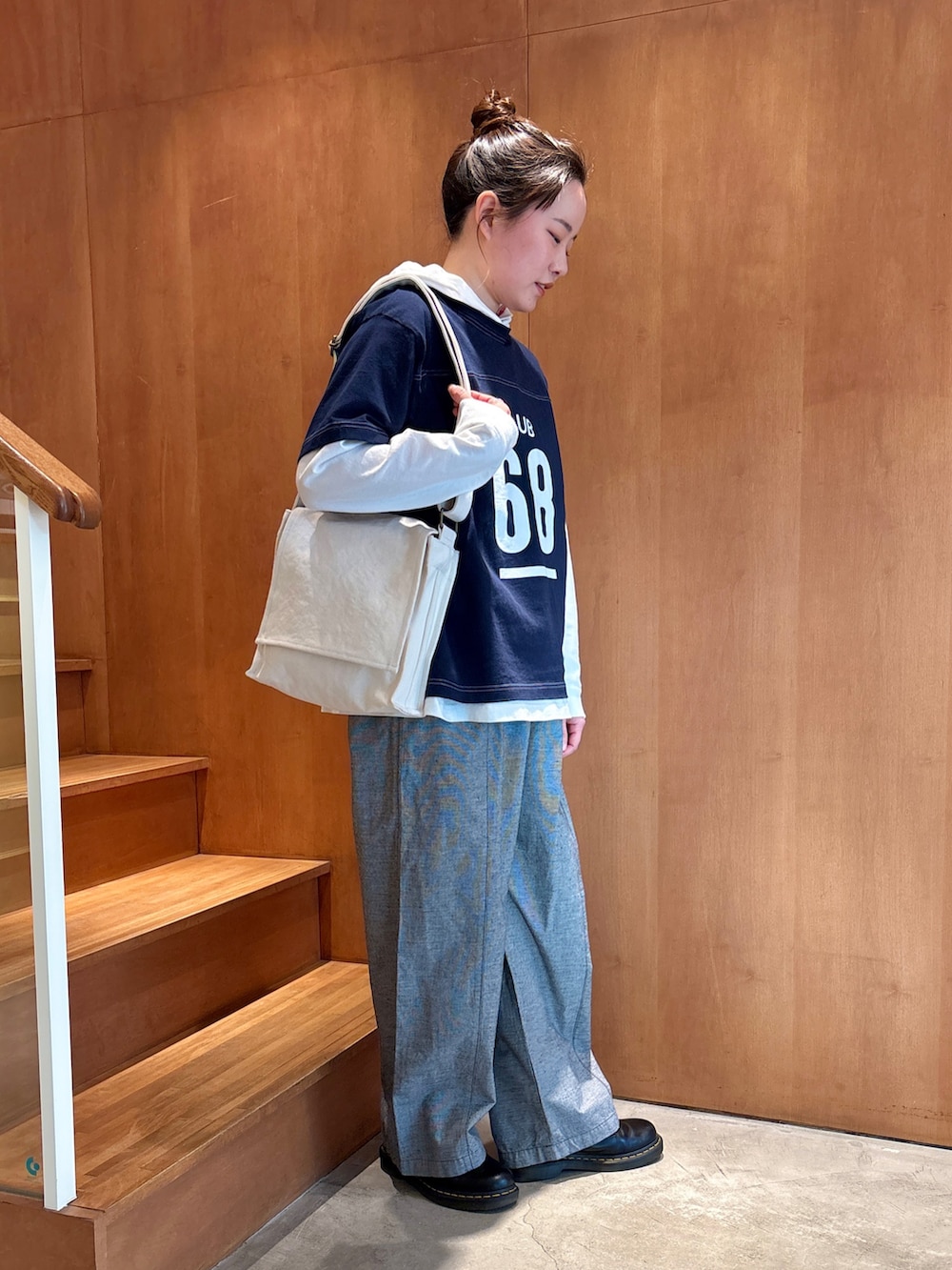 ブルー系のTシャツ/カットソー、ブラック系のその他パンツ、ホワイト系のTシャツ/カットソーを着用したレディースの春コーディネートの2枚目の写真