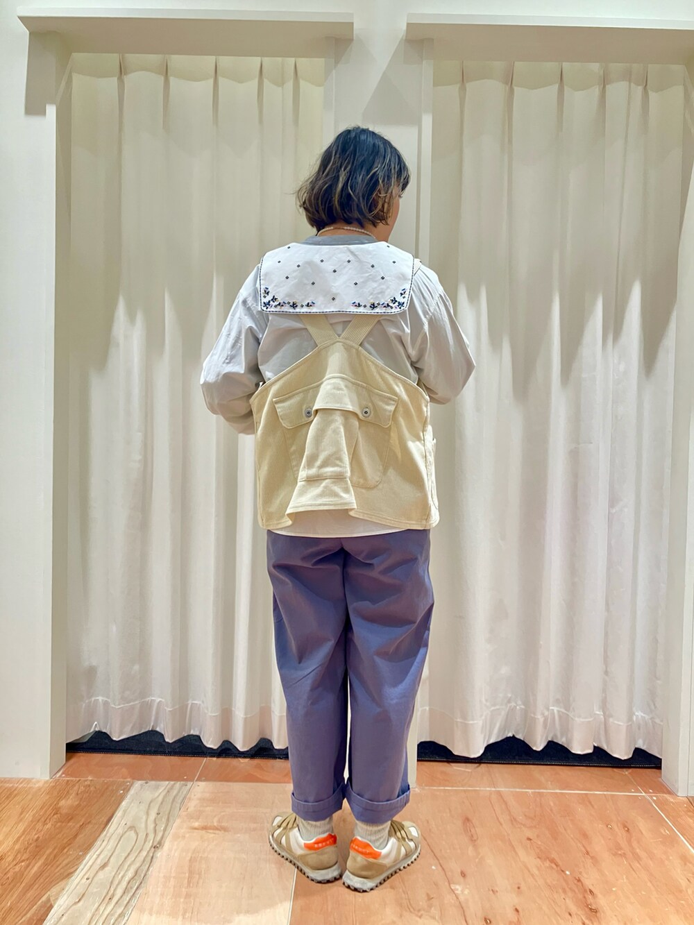 ホワイト系のシャツ/ブラウス、グレー系のTシャツ/カットソー、ホワイト系のベストを着用したレディースの冬コーディネートの3枚目の写真