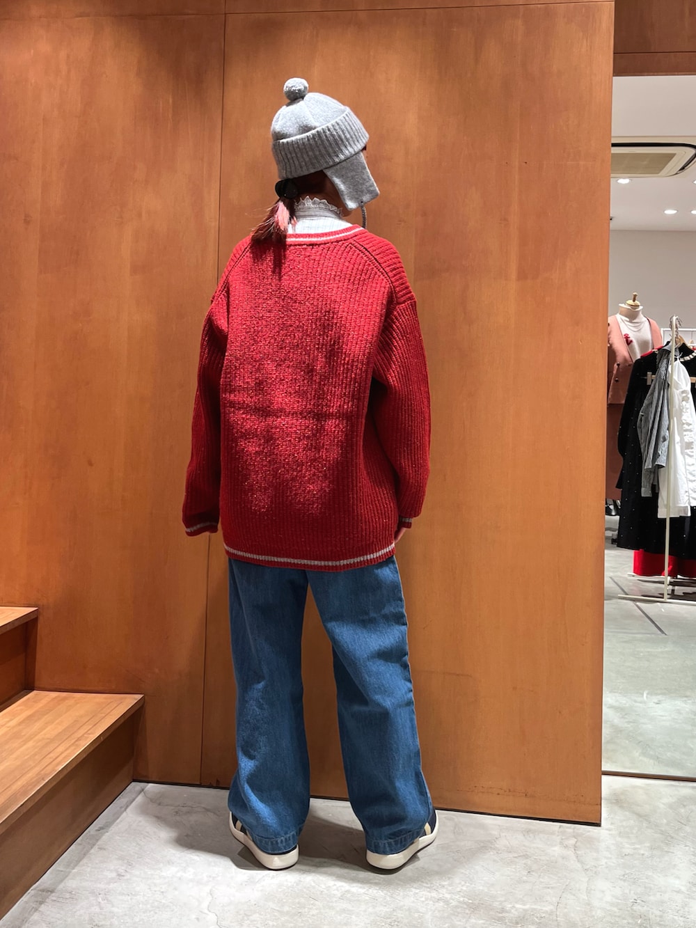 レッド系のニット/セーター、ブルー系のシャツ/ブラウスを着用したレディースの冬コーディネートの3枚目の写真