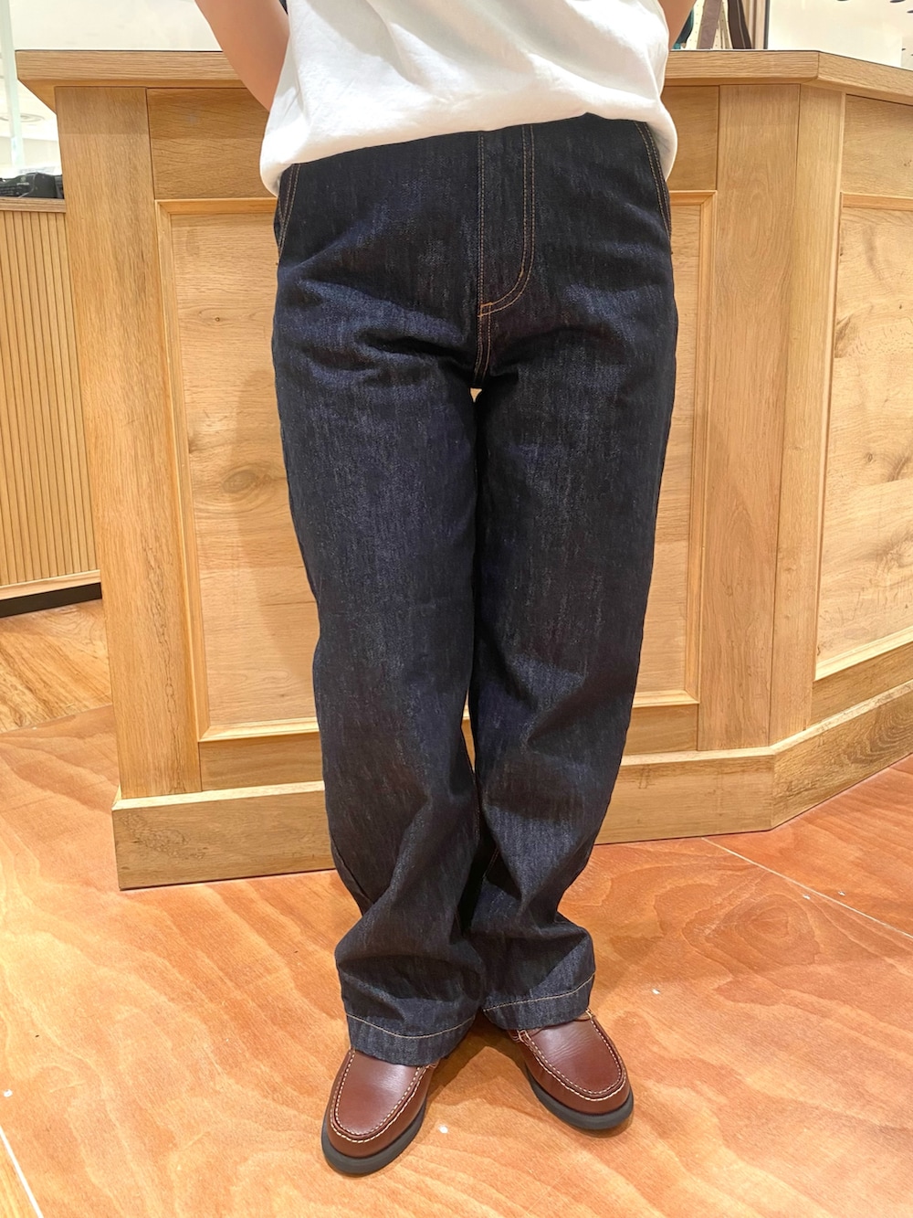 グレー系のシャツ/ブラウス、ブルー系のデニムパンツ、ブラウン系のモカシン/デッキシューズを着用したレディースの夏コーディネートの5枚目の写真