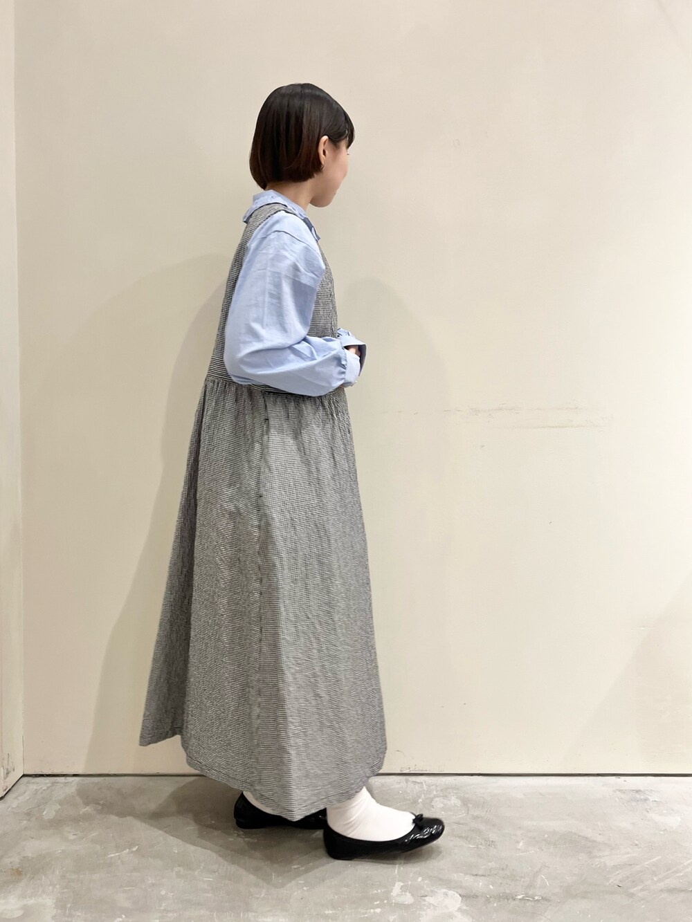 ブルー系のシャツ/ブラウス、ブラック系のワンピースを着用したレディースの冬コーディネートの3枚目の写真