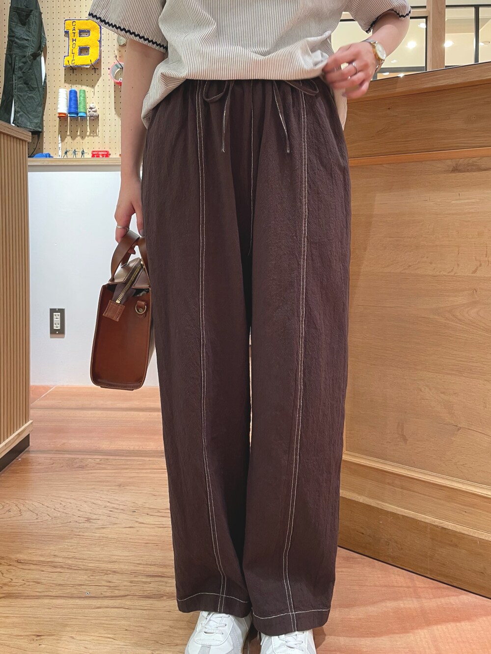 その他のシャツ/ブラウス、ブラウン系のその他パンツを着用したレディースの春コーディネートの4枚目の写真