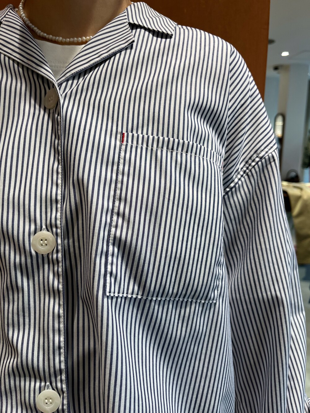ブルー系のシャツ/ブラウス、ホワイト系のTシャツ/カットソー、ホワイト系のトートバッグを着用したレディースの春コーディネートの5枚目の写真