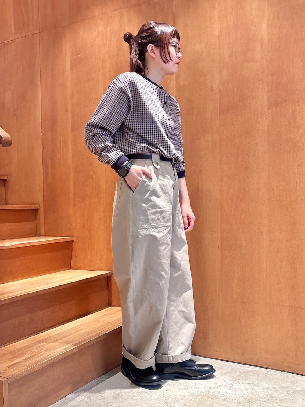 ピンク系のカーディガン/ボレロ、ベージュ系のチノパンツ、ブラック系のベルトを着用したレディースの春コーディネートの2枚目の写真