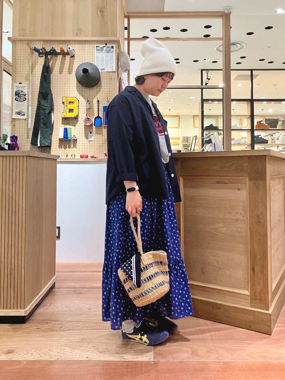 ブルー系のシャツ/ブラウス、グレー系のTシャツ/カットソー、ブルー系のスカートを着用したレディースの春コーディネートの2枚目の写真