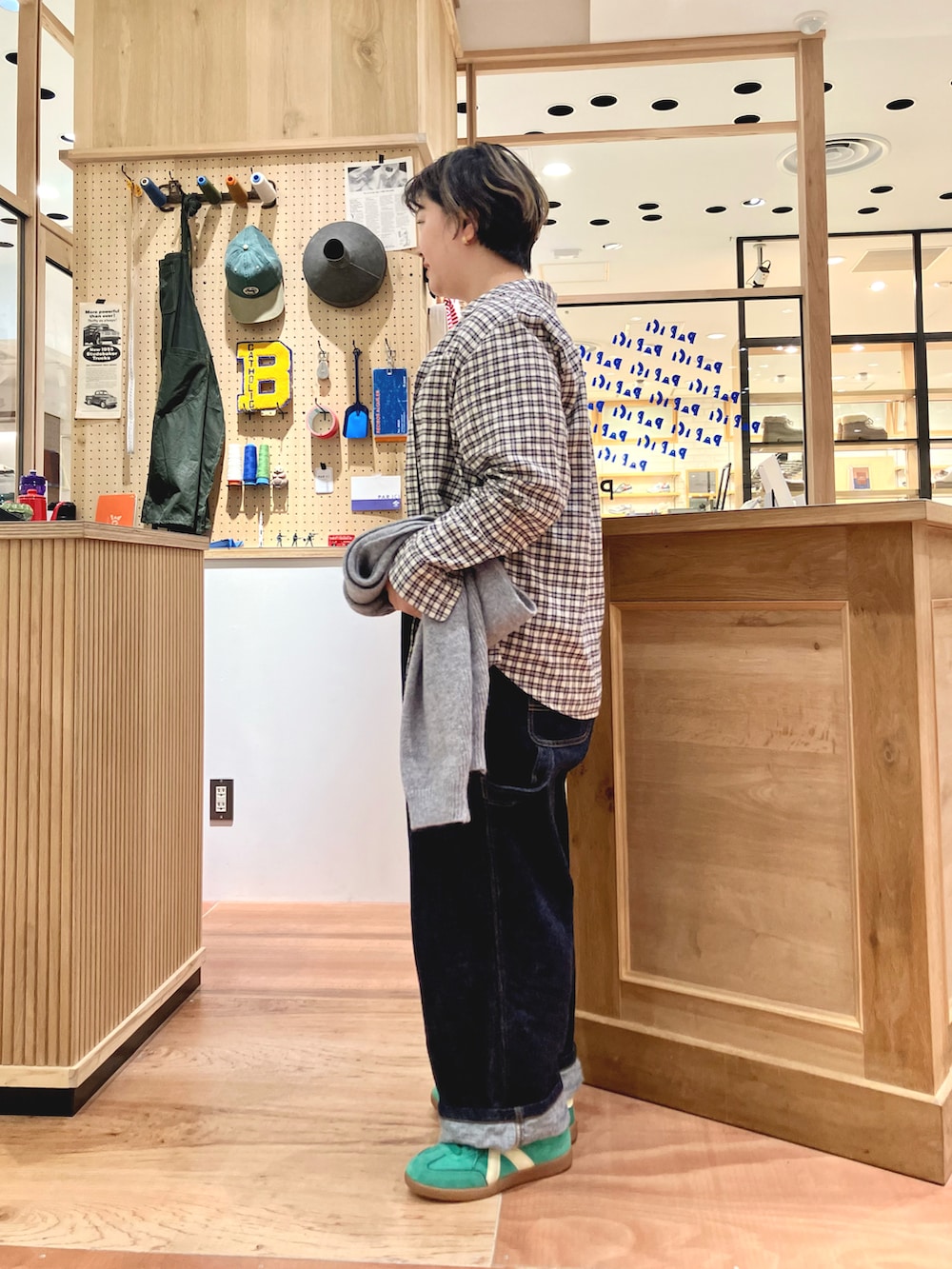 ブルー系のシャツ/ブラウス、ブルー系のサロペット/オーバーオールを着用したレディースの秋コーディネートの3枚目の写真