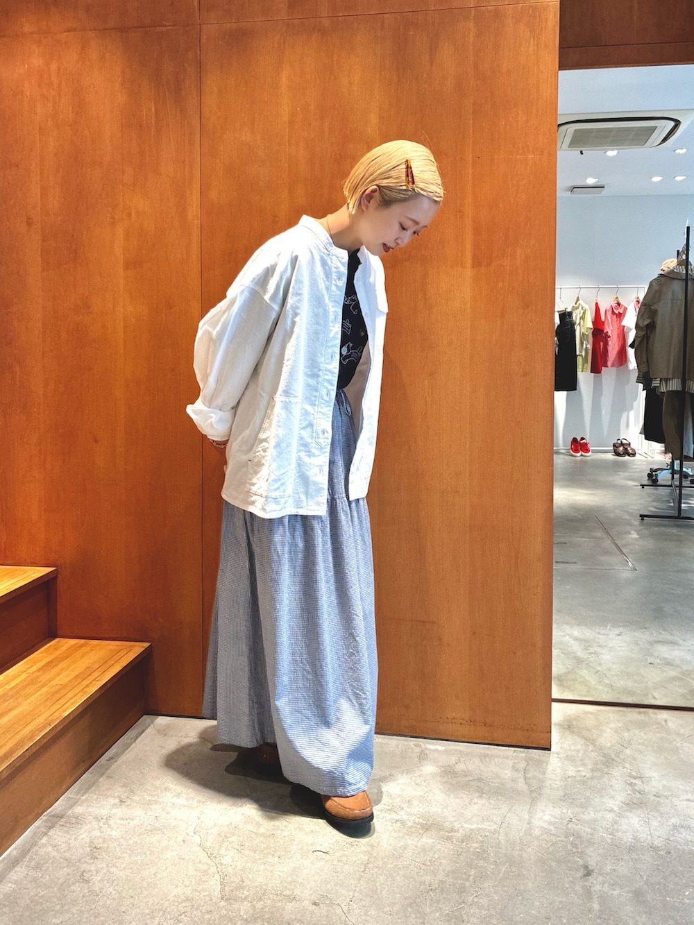 ホワイト系のシャツ/ブラウス、ブルー系のスカート、ベージュ系のモカシン/デッキシューズを着用したレディースの夏コーディネートの3枚目の写真