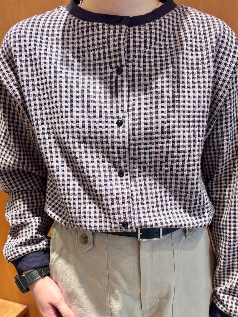 ピンク系のカーディガン/ボレロ、ベージュ系のチノパンツ、ブラック系のベルトを着用したレディースの春コーディネートの4枚目の写真