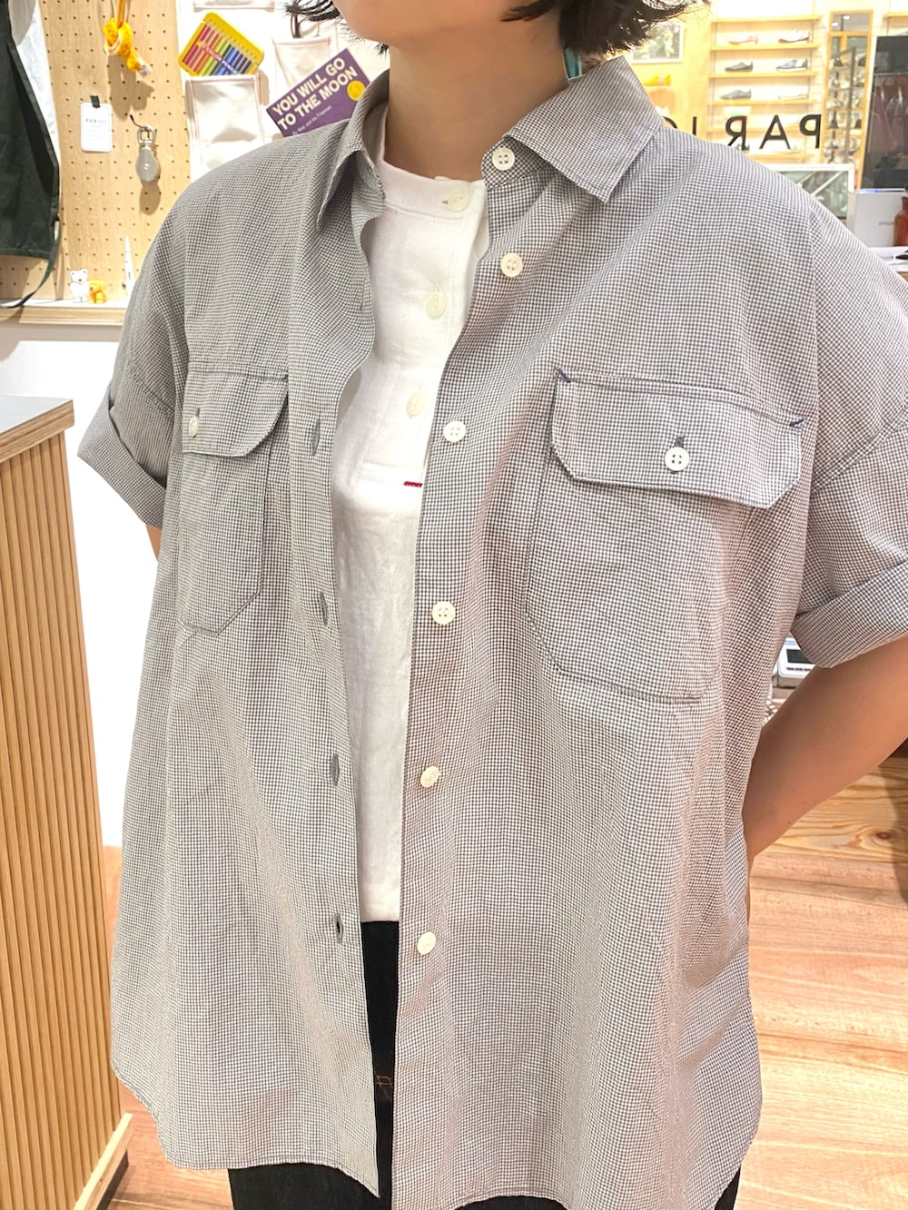 グレー系のシャツ/ブラウス、ブルー系のデニムパンツ、ブラウン系のモカシン/デッキシューズを着用したレディースの夏コーディネートの4枚目の写真