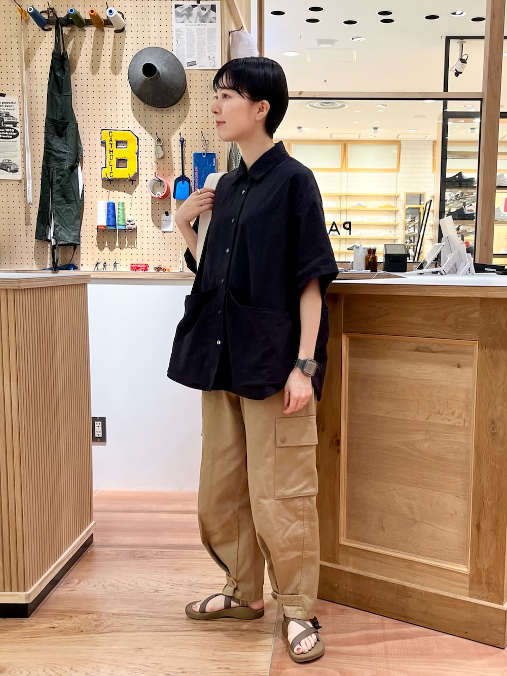 ホワイト系のシャツ/ブラウス、ベージュ系のカーゴパンツ、ホワイト系のショルダーバッグを着用したレディースの夏コーディネートの2枚目の写真