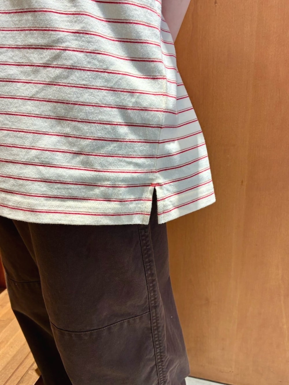 ホワイト系のTシャツ/カットソー、ブラウン系のその他パンツ、ブラウン系のモカシン/デッキシューズを着用したレディースの春コーディネートの3枚目の写真