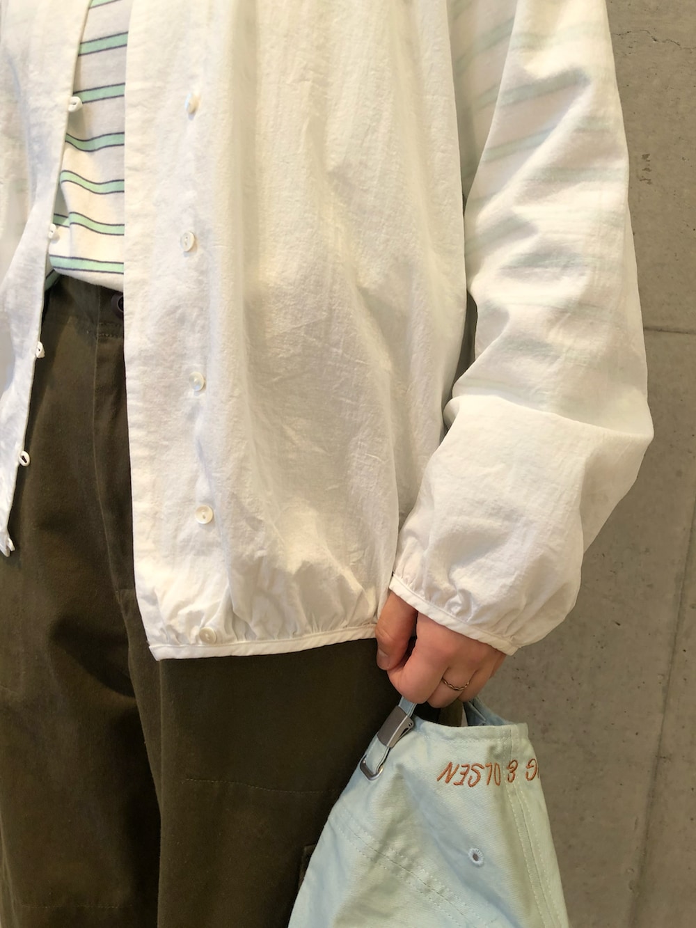 ホワイト系のTシャツ/カットソー、ホワイト系のシャツ/ブラウス、グリーン系のカーゴパンツを着用したレディースの冬コーディネートの5枚目の写真