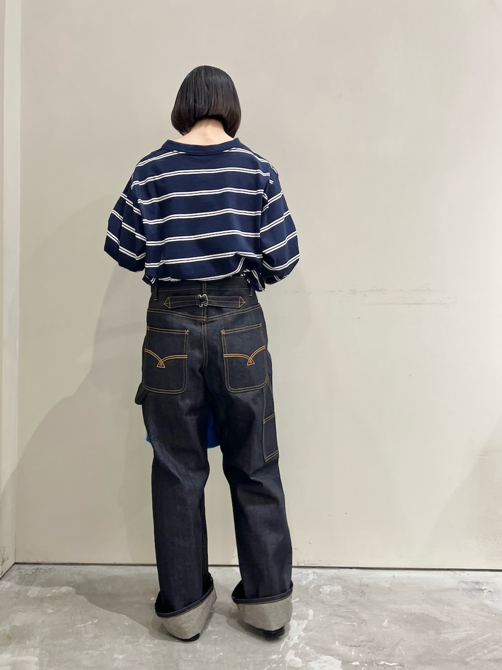 ブルー系のTシャツ/カットソー、ブルー系のデニムパンツ、ブルー系のトートバッグを着用したレディースの秋コーディネートの3枚目の写真