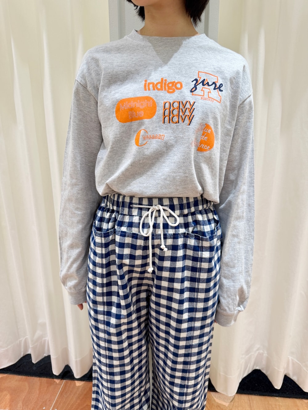 ブルー系のその他パンツ、グレー系のTシャツ/カットソー、ブラウン系のモカシン/デッキシューズを着用したレディースの春コーディネートの4枚目の写真