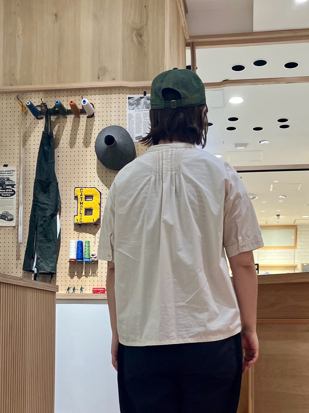 ホワイト系のシャツ/ブラウス、グレー系のかごバッグ、ブラック系のその他パンツを着用したレディースの夏コーディネートの4枚目の写真