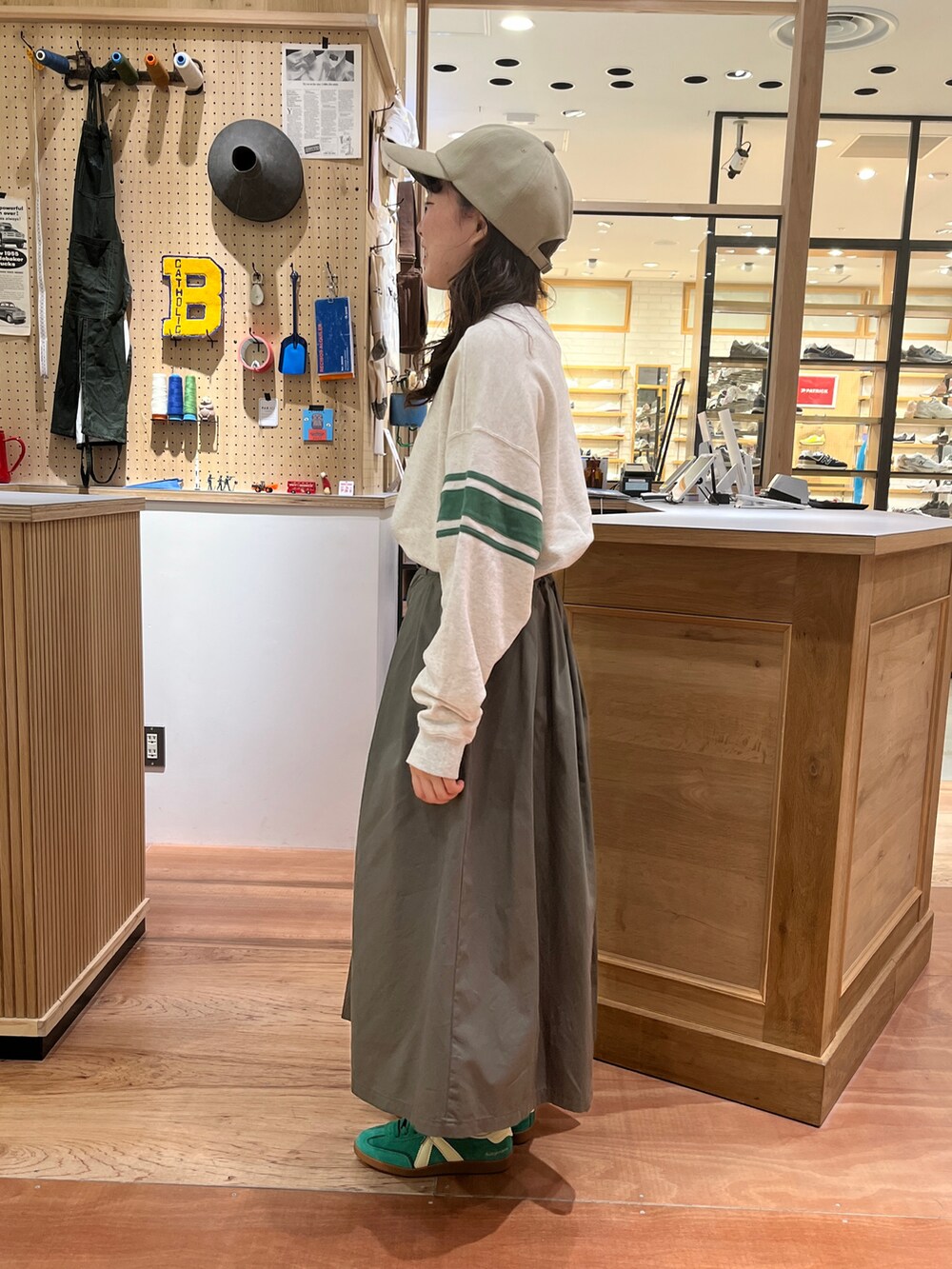 「ラインスウェット、カジュアルスウェット、ミリタリースカート、ウエストゴムスカート、ボリュームスカート、丈短め、夏スカート、PAR ICI」｜「PAR ICIのアズマ裏毛 ラインスウェット（スウェット、ホワイト系）」を使った、PAR ICIさん（レディース・153cm）の春コーディネートの2枚目の写真