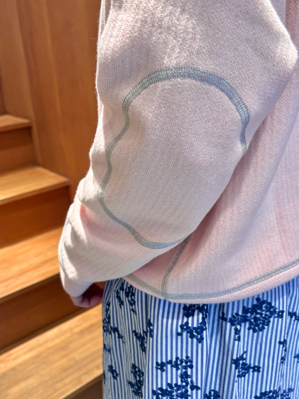 ピンク系のニット/セーター、ブルー系のワンピースを着用したレディースの春コーディネートの8枚目の写真