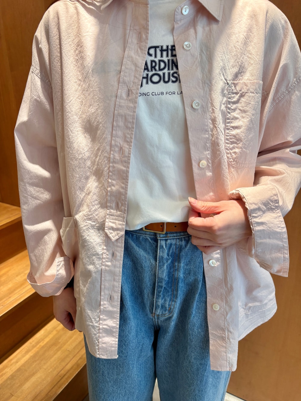 ピンク系のシャツ/ブラウス、ブルー系のデニムパンツ、ベージュ系のモカシン/デッキシューズを着用したレディースの春コーディネートの4枚目の写真