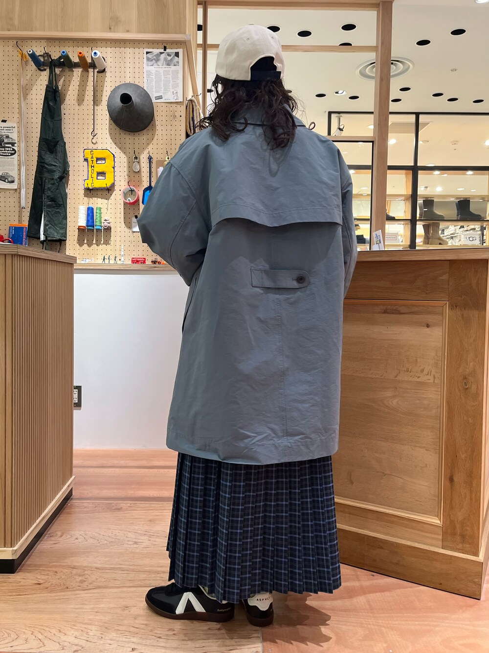 ホワイト系のTシャツ/カットソー、ブルー系のステンカラーコート、ブルー系のスカートを着用したレディースの冬コーディネートの5枚目の写真