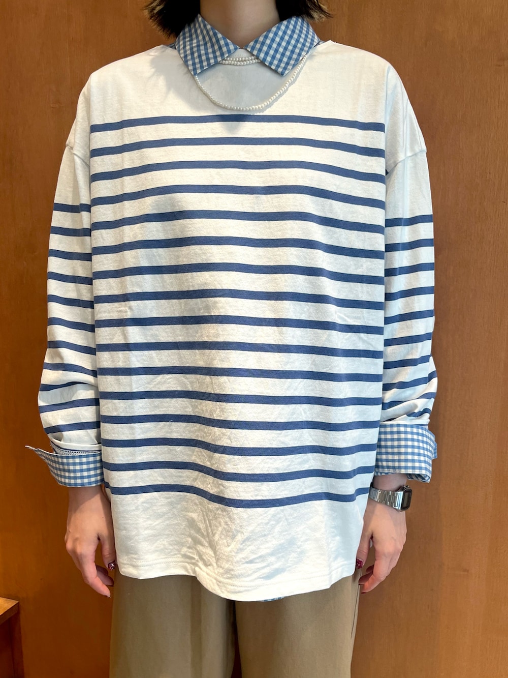 ブルー系のTシャツ/カットソー、ブルー系のシャツ/ブラウス、ベージュ系のチノパンツを着用したレディースの秋コーディネートの4枚目の写真