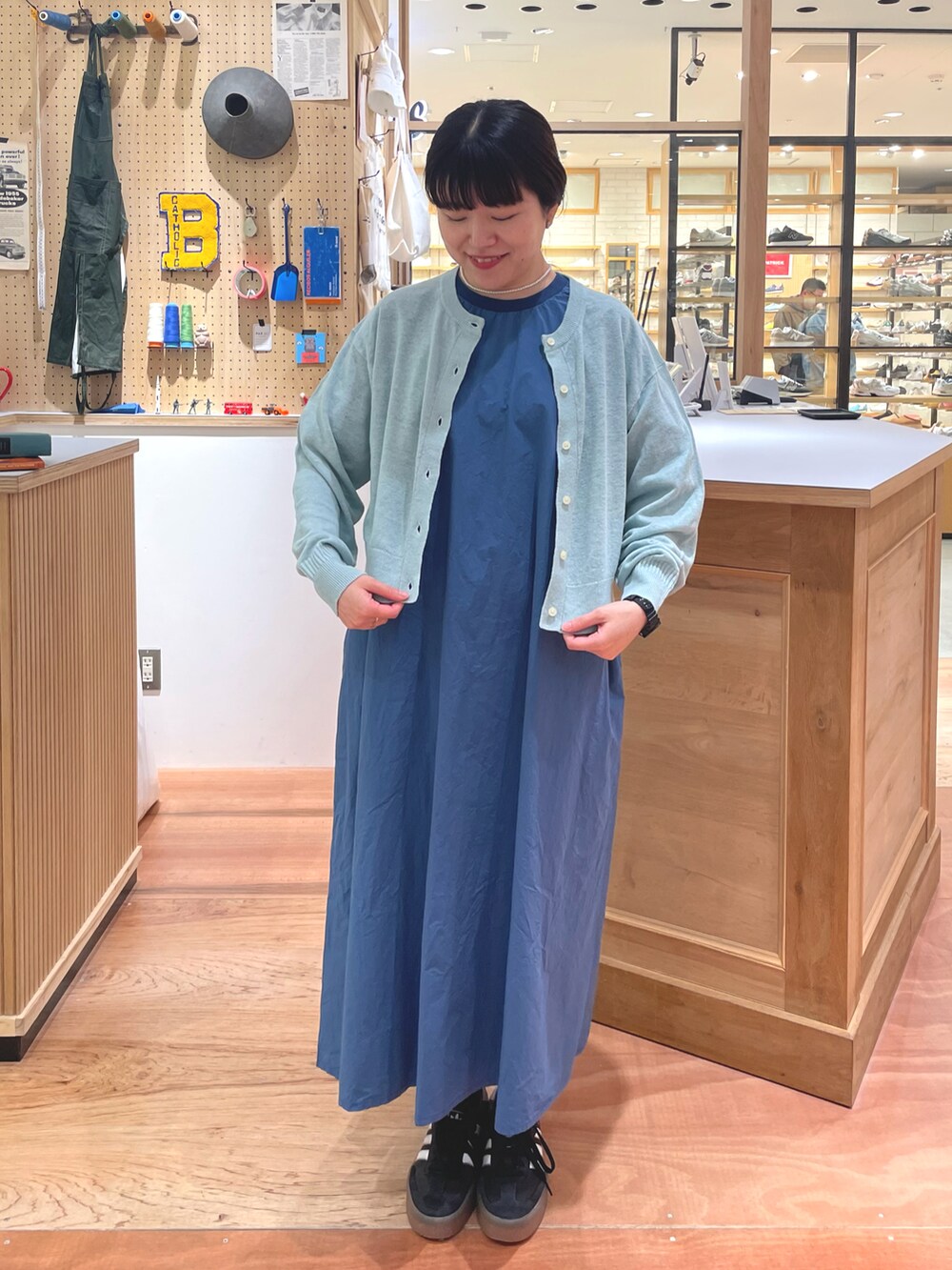 ブルー系のワンピース、ブルー系のカーディガン/ボレロを着用したレディースの春コーディネートの4枚目の写真
