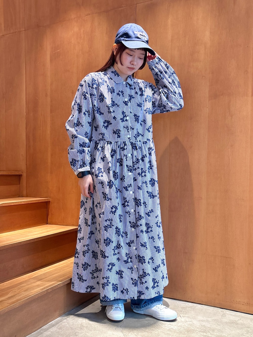 ピンク系のニット/セーター、ブルー系のワンピースを着用したレディースの春コーディネートの4枚目の写真