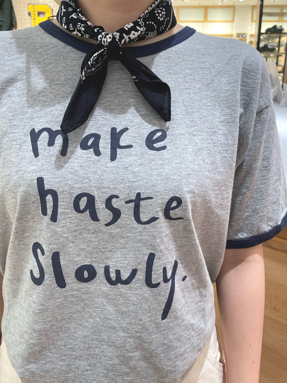 グレー系のTシャツ/カットソー、ホワイト系のその他パンツ、グレー系のかごバッグを着用したレディースの春コーディネートの3枚目の写真